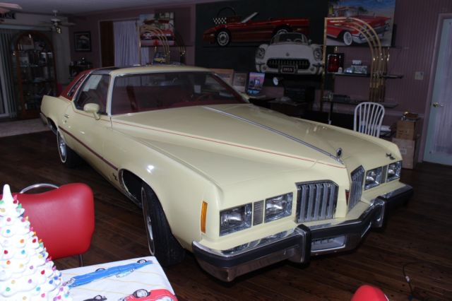 1977 Yellow Pontiac Grand Prix
