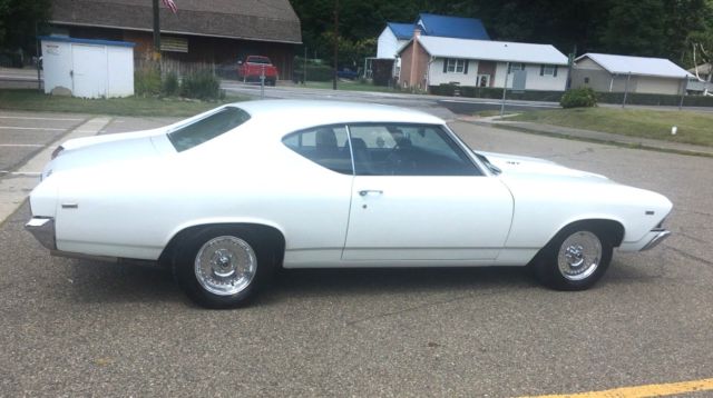 1969 White Chevrolet Chevelle Coupe