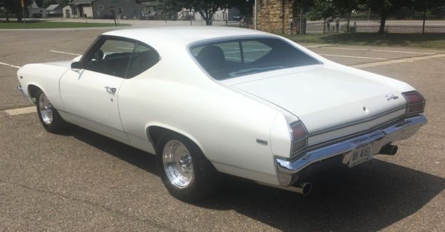 1969 White Chevrolet Chevelle Coupe