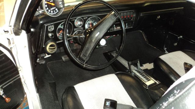 1969 White Chevrolet Chevelle Coupe