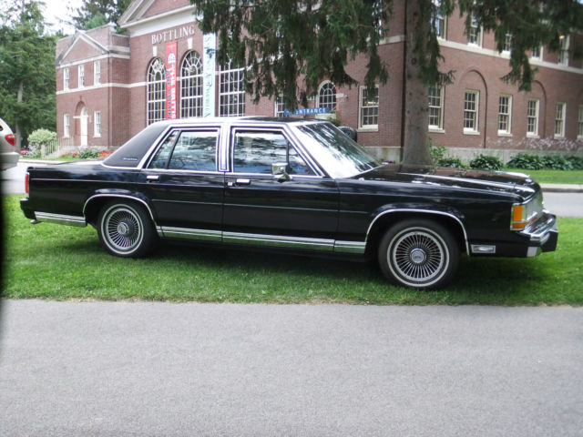 1989 Black Ford Crown Victoria