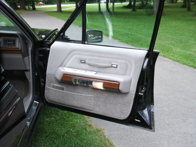 1989 Black Ford Crown Victoria