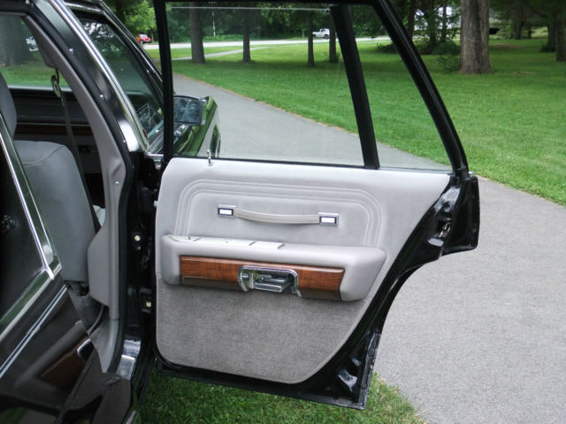 1989 Black Ford Crown Victoria