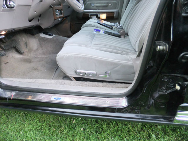 1989 Black Ford Crown Victoria