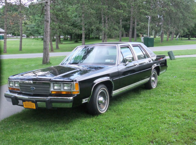 1989 Black Ford Crown Victoria