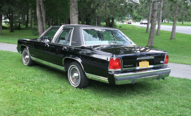 1989 Black Ford Crown Victoria