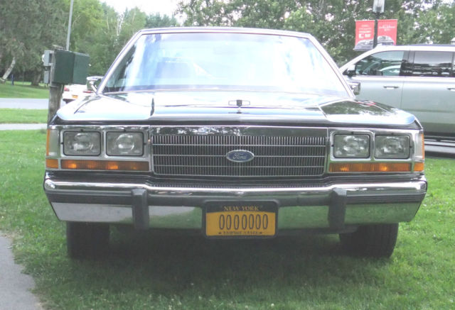 1989 Black Ford Crown Victoria