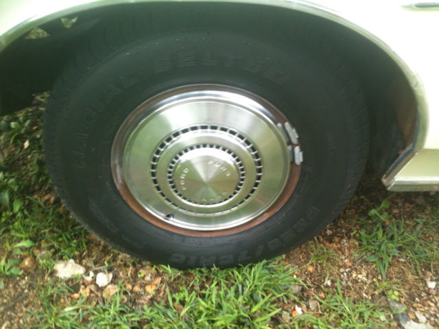 1974 Yellow Ford LTD 2 DOOR HARDTOP