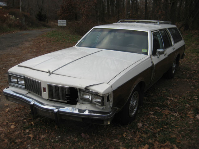 1984 White Oldsmobile Custom Cruiser Wagon