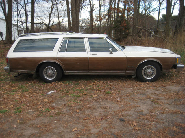 1984 White Oldsmobile Custom Cruiser Wagon
