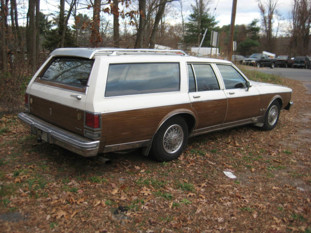 1984 White Oldsmobile Custom Cruiser Wagon