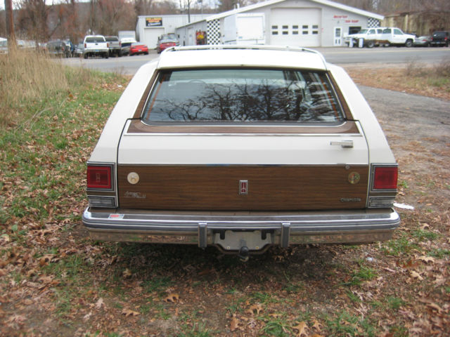 1984 White Oldsmobile Custom Cruiser Wagon