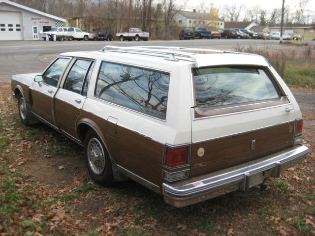 1984 White Oldsmobile Custom Cruiser Wagon