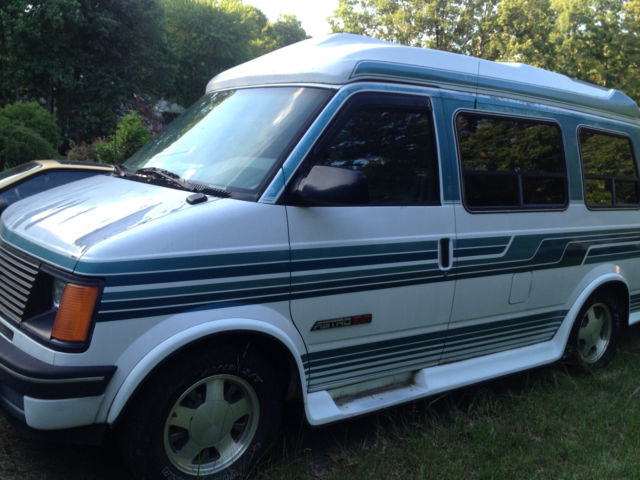 1994 White Chevrolet Astro Extended Passenger Van