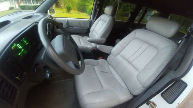 1994 White Chrysler Town & Country Minivan