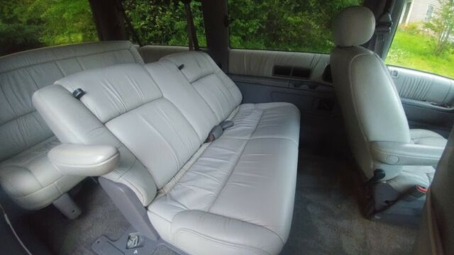 1994 White Chrysler Town & Country Minivan