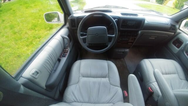 1994 White Chrysler Town & Country Minivan