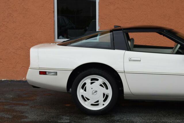 1988 White Chevrolet Corvette Coupe