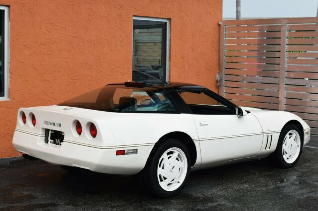 1988 White Chevrolet Corvette Coupe