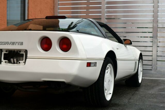 1988 White Chevrolet Corvette Coupe
