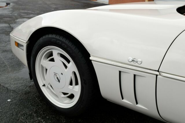 1988 White Chevrolet Corvette Coupe