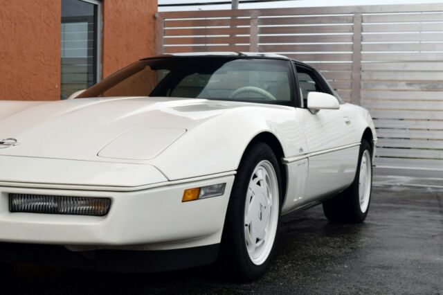 1988 White Chevrolet Corvette Coupe