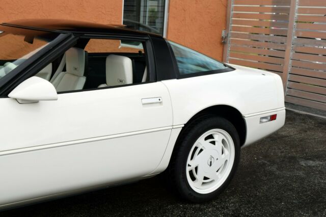 1988 White Chevrolet Corvette Coupe