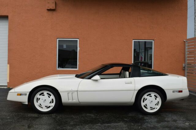 1988 White Chevrolet Corvette Coupe