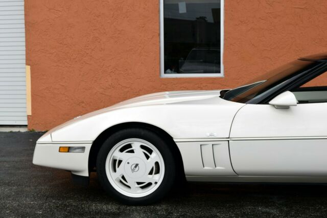 1988 White Chevrolet Corvette Coupe