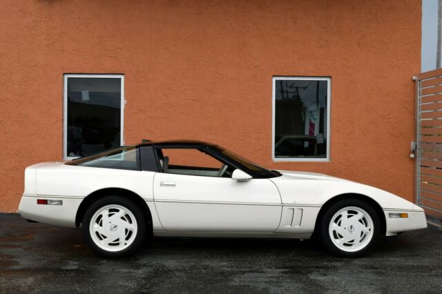 1988 White Chevrolet Corvette Coupe