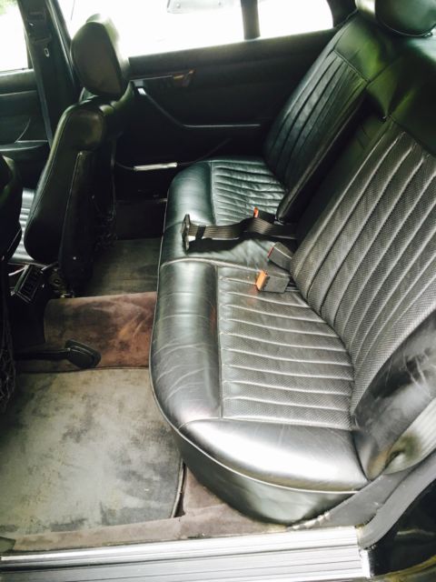 1984 Black Mercedes-Benz 500-Series Sedan