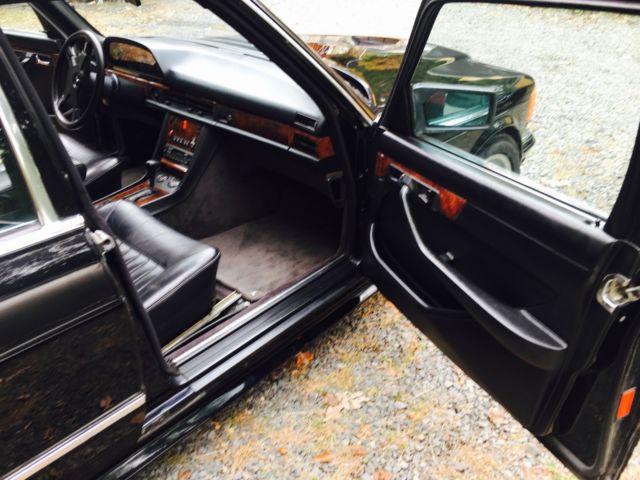 1984 Black Mercedes-Benz 500-Series Sedan
