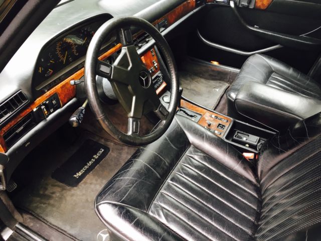 1984 Black Mercedes-Benz 500-Series Sedan