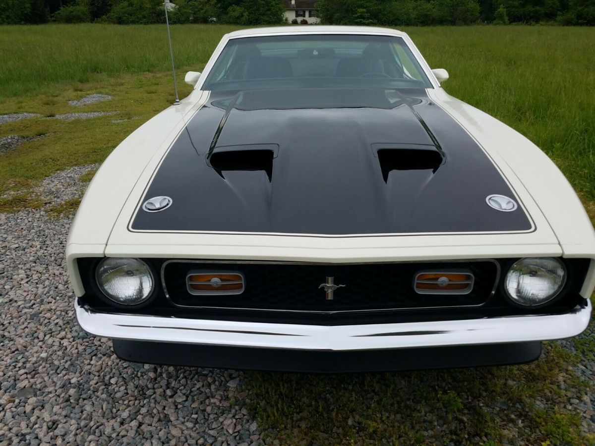 1971 White Ford Mustang Coupe