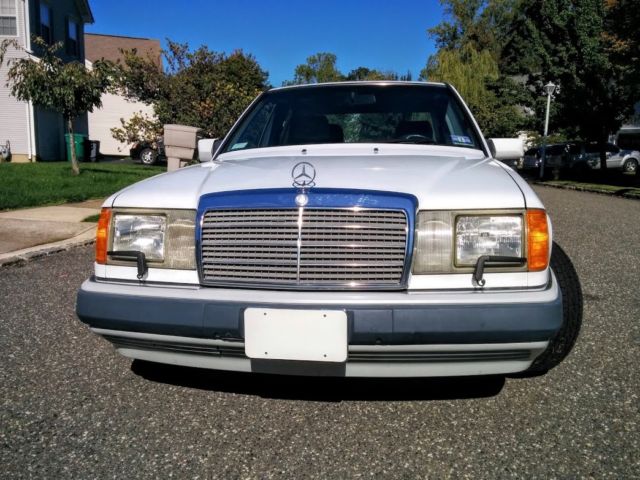 1992 White Mercedes-Benz E-Class Sedan