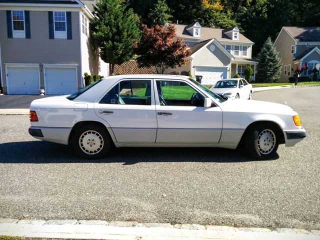 1992 White Mercedes-Benz E-Class Sedan