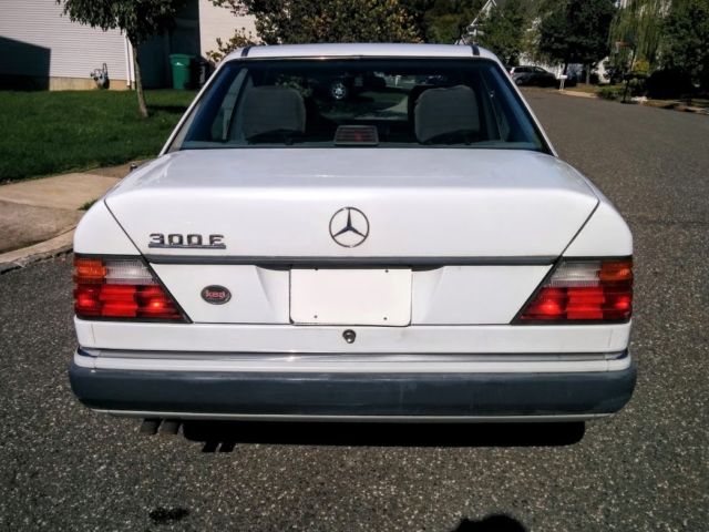 1992 White Mercedes-Benz E-Class Sedan