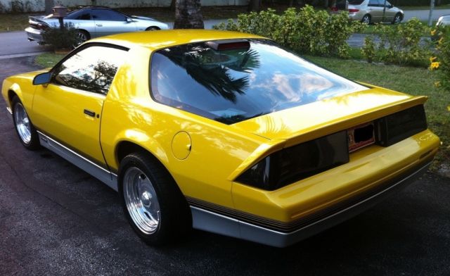 1986 Yellow Chevrolet Camaro Coupe