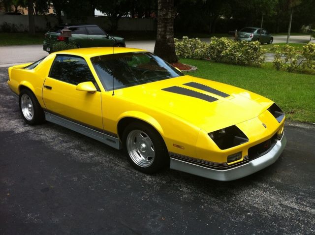 1986 Yellow Chevrolet Camaro Coupe