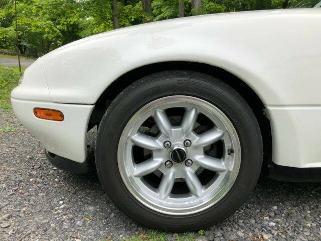1990 White Mazda MX-5 Miata Convertible