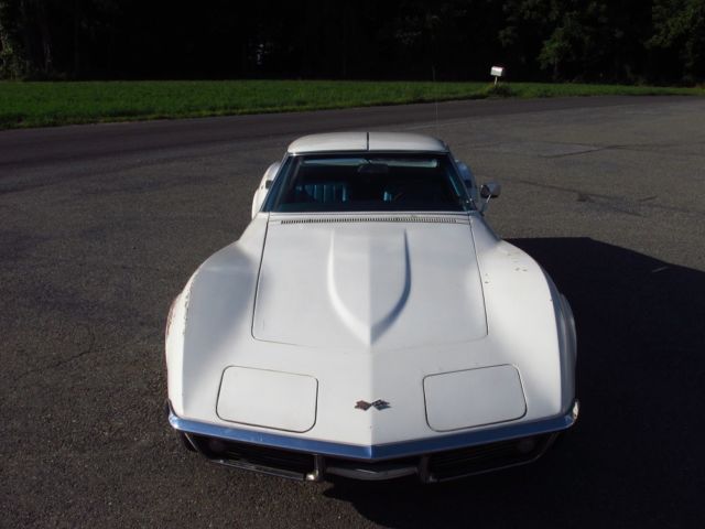 1968 White Chevrolet Corvette
