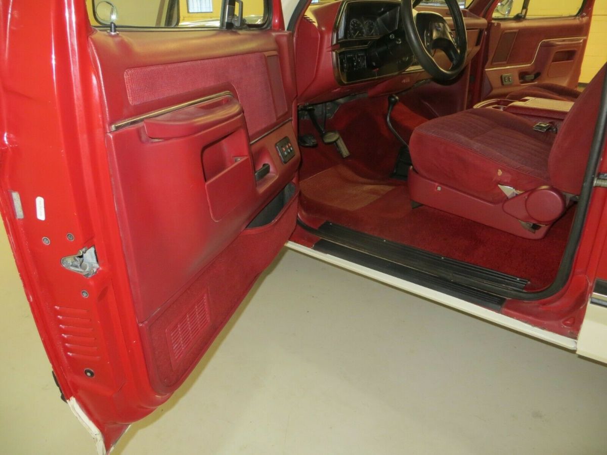 1990 White & RED Ford Bronco SUV