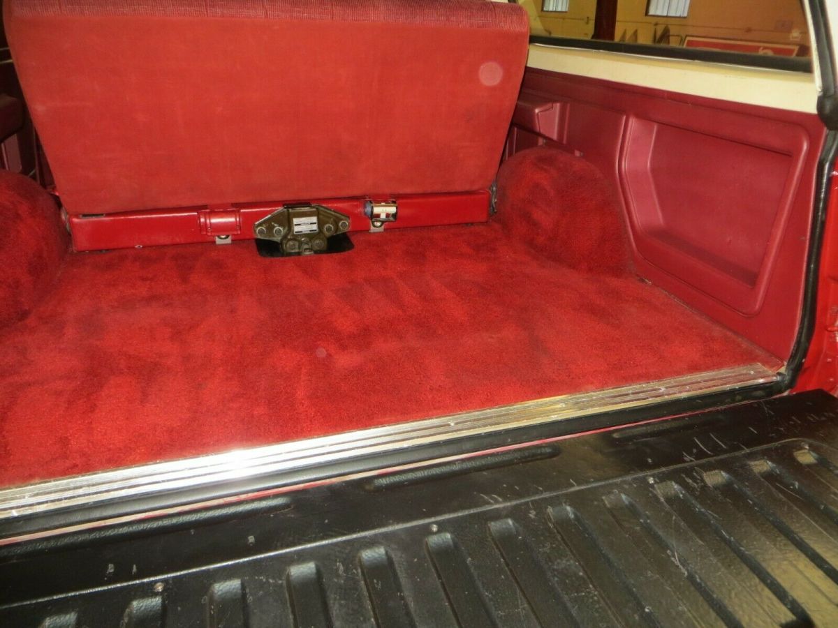 1990 White & RED Ford Bronco SUV