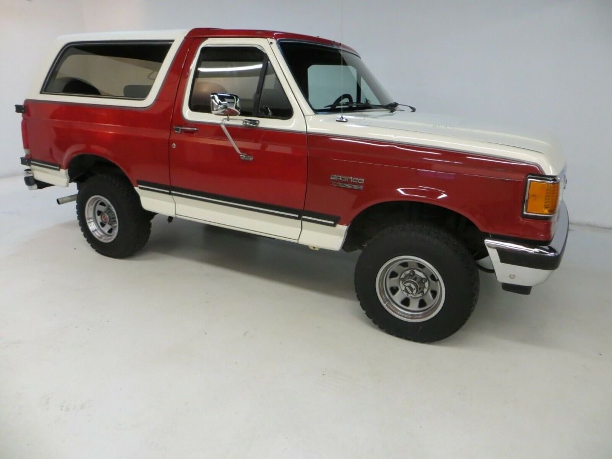 1990 White & RED Ford Bronco SUV