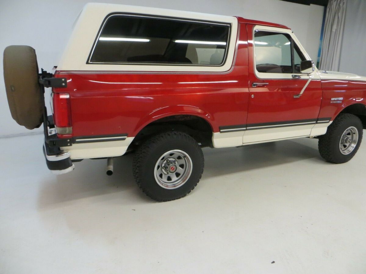 1990 White & RED Ford Bronco SUV