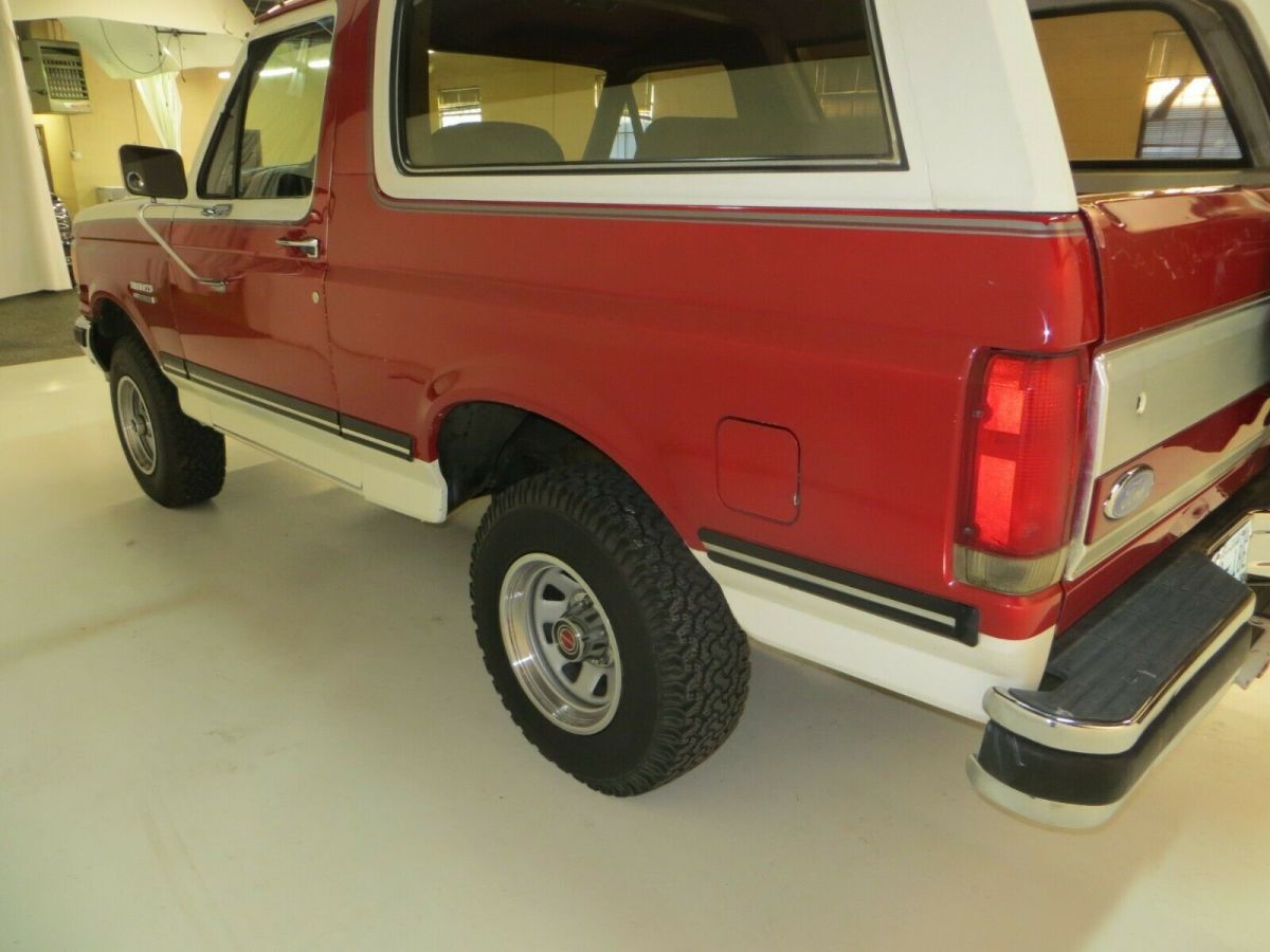 1990 White & RED Ford Bronco SUV