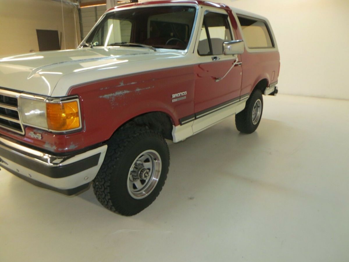 1990 White & RED Ford Bronco SUV