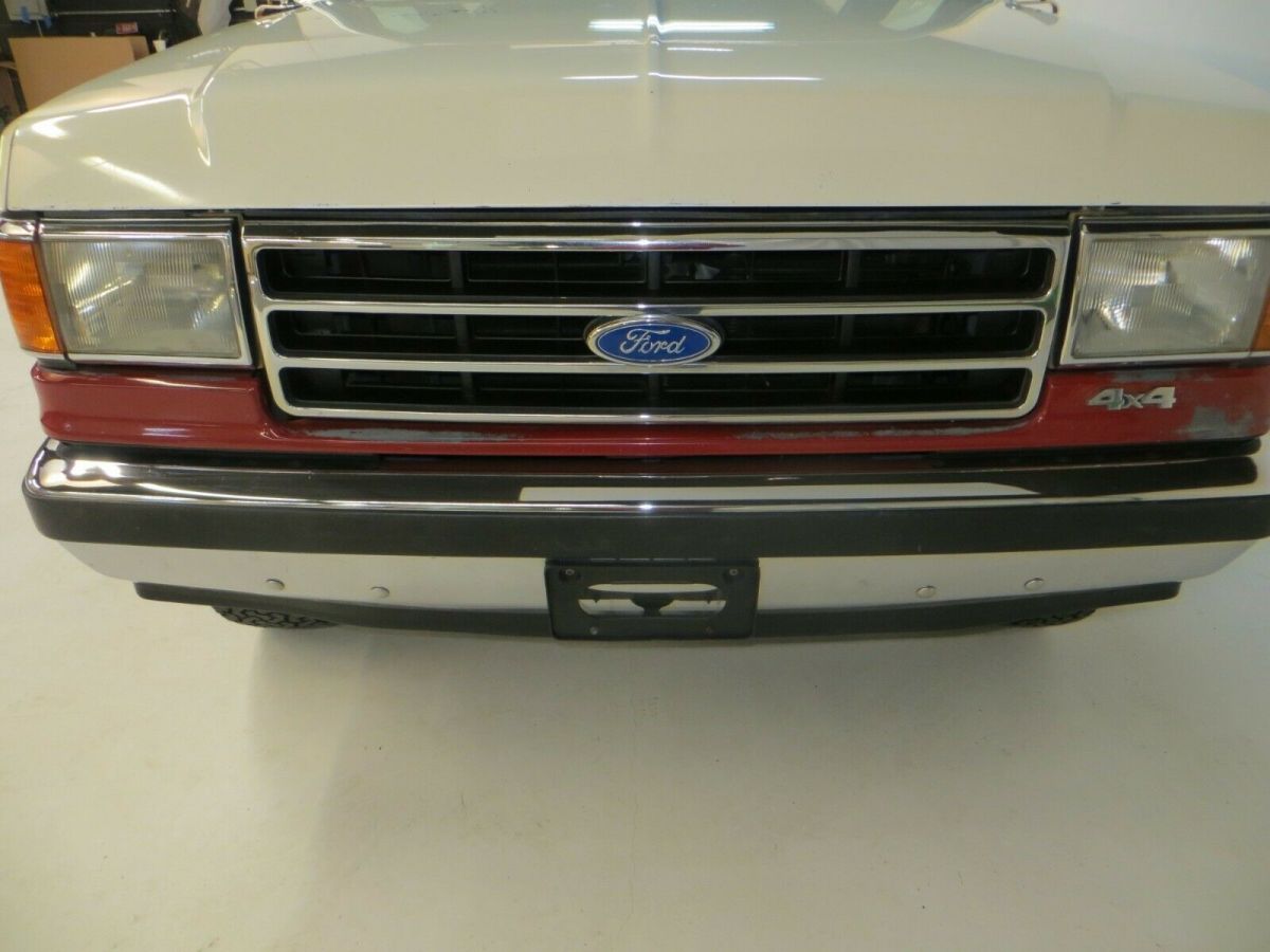1990 White & RED Ford Bronco SUV