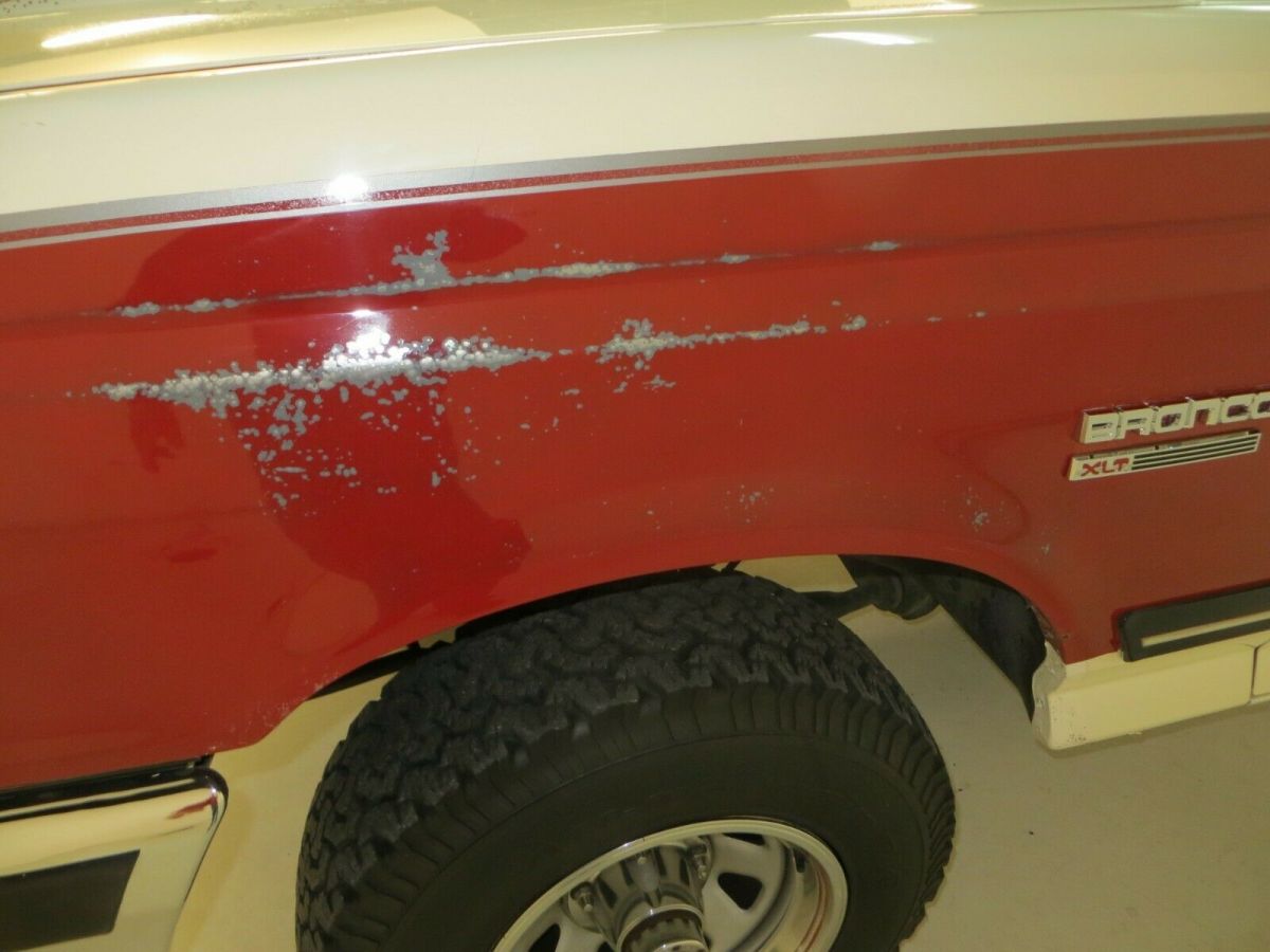 1990 White & RED Ford Bronco SUV
