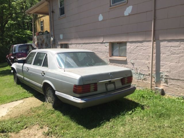 1987 Silver Mercedes-Benz 300-Series Sedan